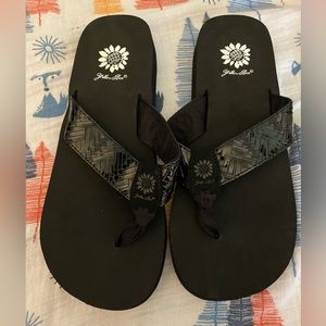 Yellow box flip flops size 8 like New never worn